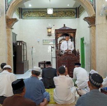 Andi Arwin Azis melaksanakan salat Jumat di Masjid Nurul Ittihad, selepas melakukan kunjungan dan silaturahmi di Kecamatan Biringkanayya.