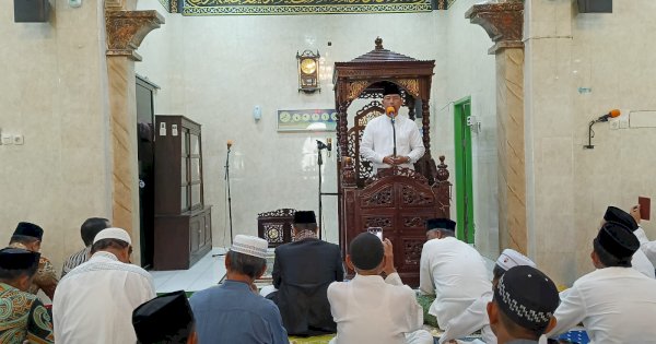 Andi Arwin Azis melaksanakan salat Jumat di Masjid Nurul Ittihad, selepas melakukan kunjungan dan silaturahmi di Kecamatan Biringkanayya.