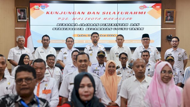 Andi Arwin Azis,Bersama Jajaran pemerintah dan stakeholder Kecamatan Ujung Tanah.