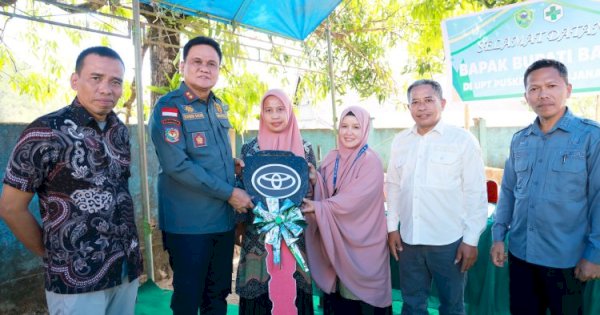 Komitmen Tingkatkan Pelayanan Kesehatan, Bupati Barru Serahkan 2 Unit Ambulance Untuk Kecamatan Pujananting 