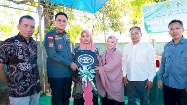 Komitmen Tingkatkan Pelayanan Kesehatan, Bupati Barru Serahkan 2 Unit Ambulance Untuk Kecamatan Pujananting&nbsp;