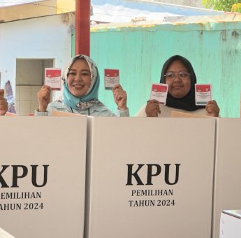 Bersama 2 Anaknya, Fatmawati Gunakan Hak Pilih di TPS 007 Faisal Makassar