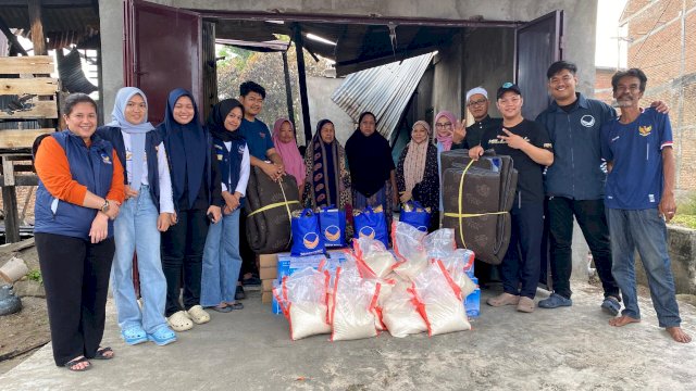 Pengurus DPD NasDem Pinrang Bersama RMS Milenial Pinrang Turun Bantu Korban Kebakaran di Pekkabata.