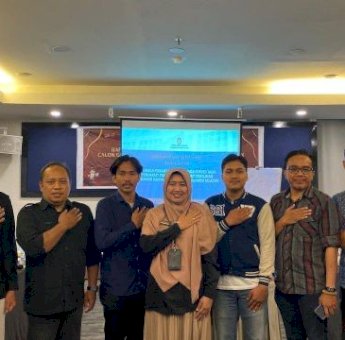 KPU Sulsel Serahkan Sertifikasi Akreditasi Pemantau dan Lembaga Survei