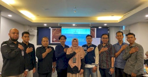 KPU Sulsel Serahkan Sertifikasi Akreditasi Pemantau dan Lembaga Survei