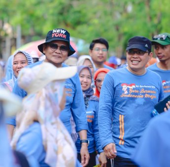 HGN 2024, Bupati Barru Suardi Saleh Ikut Jalan Sehat bersama Ribuan Guru