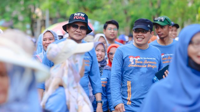 Bupati Barru Suardi Saleh Ikut Jalan Sehat bersama Ribuan Guru.