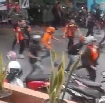 Relawan Andalan Hati diserang Relawan Danny-Azhar, Langsung Dipukul Mundur