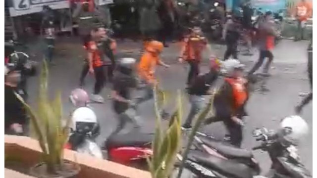 Relawan Andalan Hati diserang Relawan Danny-Azhar.