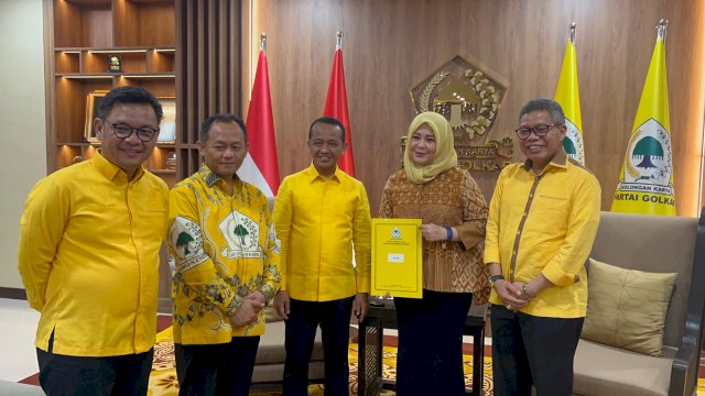 Cawagub Sulsel Fatmawati Rusdi saat menerima Rekomendasi dari Partai Golkar.