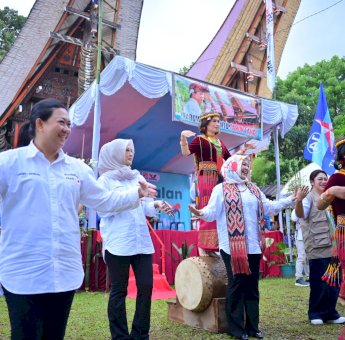 Andi Sudirman-Fatmawati Disebut Pemimpin Peduli Toraja: Dia Keluarga Kita!