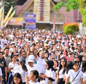 Jalan Sehat Anti Mager, Ribuan Warga Tana Toraja Berbaur dengan Andalan Hati