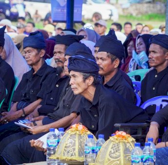 Kenakan Pakaian Serba Hitam, Tokoh Adat Kajang Hadiri Kampanye Andi Sudirman di Bulukumba