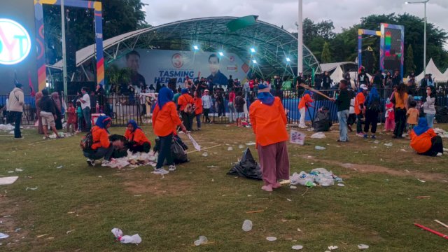 Usai Kampanye Akbar TSM-MO, Panitia Bersihkan Lapangan Andi Makkasau