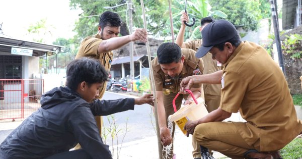 Penutup Kunjungan Kerja Kecamatan, Pjs Wali Kota Makassar Tanam Pohon di Kecamatan Manggala