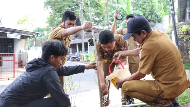 Penutup Kunjungan Kerja Kecamatan, Pjs Wali Kota Makassar Tanam Pohon di Kecamatan Manggala.