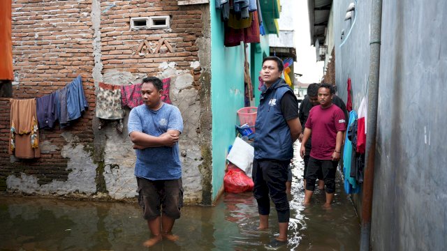 Peduli Korban Banjir, Legislator NasDem Odhika Tinjau dan Beri Bantuan di Kecamatan Biringkanaya