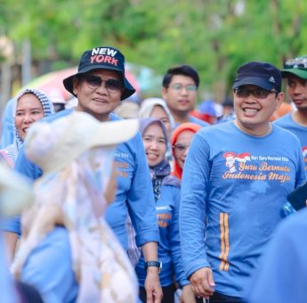 Kompak Kenakan Kaos Biru, Bupati Barru Jalan Santai Bersama Ribuan Guru