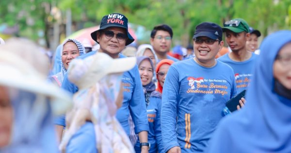 Kompak Kenakan Kaos Biru, Bupati Barru Jalan Santai Bersama Ribuan Guru