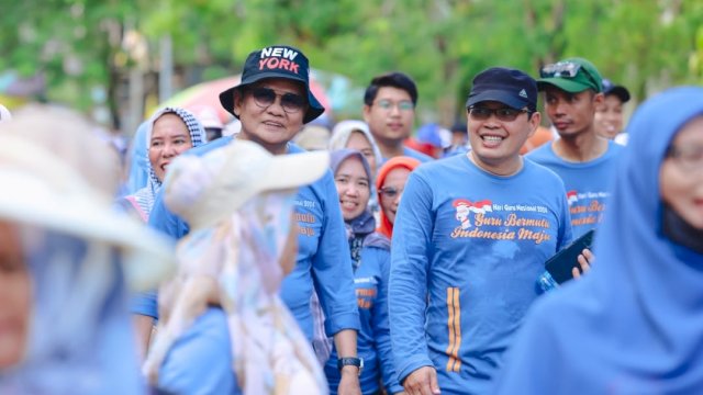 Kompak Kenakan Kaos Biru, Bupati Barru Jalan Santai Bersama Ribuan Guru