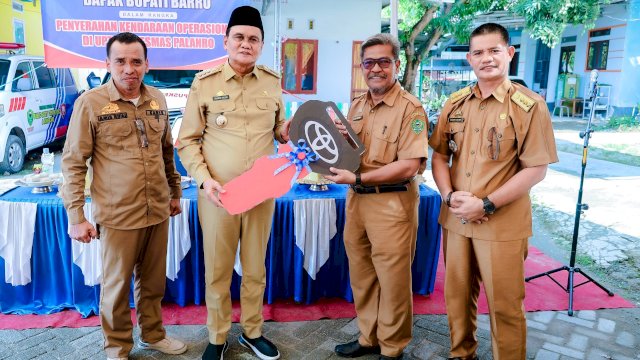 Bupati Barru Serahkan 1 Unit Mobil Ambulance ke Puskesmas Bojo