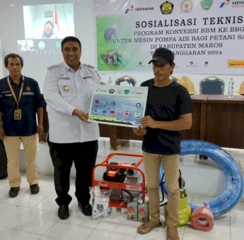 Dukung Ketahanan Pangan, Pemkab Maros Berikan 250 Pompa Air BBG kepada Petani