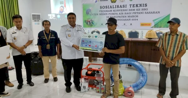 Dukung Ketahanan Pangan, Pemkab Maros Berikan 250 Pompa Air BBG kepada Petani