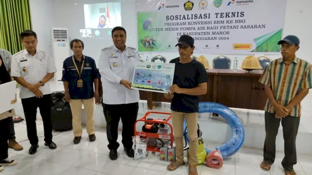 Dukung Ketahanan Pangan, Pemkab Maros Berikan 250 Pompa Air BBG kepada Petani