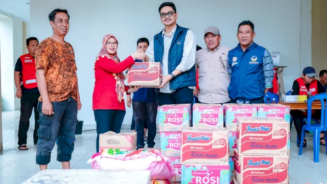 Legislator NasDem Teguh Iswara Salurkan Bantuan untuk Korban Banjir Kabupaten Barru.