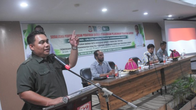 &ldquo;Kalau jumlah bangunan sudah 200 unit per hektar itu sudah dikatakan kumuh. Makanya jangan biarkan ini terjadi,&rdquo; ujarnya.Ia mengingatkan banyak potensi kerugian kepada masyarakat akibat perumahan dan pemukiman kumuh. &ldquo;Yang jelas itu bisa sebabkan banjir dan kebakaran,&rdquo; tukasnya.Terakhir, praktisi, Ahmad Nunung meminta warga untuk turut berpartisipasi dalam menjaga agar perumahan dan permukiman tetap terjaga baik dari kebersihan sampai keteraturan.