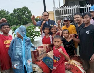 Politik Kemanusiaan, Legislator NasDem Mahmud Beri Bantuan Korban Banjir Kodam 3 Katimbang Makassar