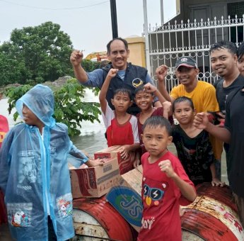 Politik Kemanusiaan, Legislator NasDem Mahmud Beri Bantuan Korban Banjir Kodam 3 Katimbang Makassar