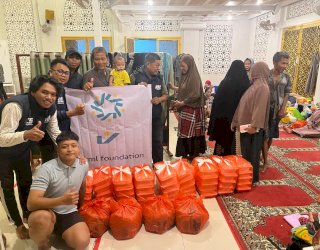 Gerakan Cepat RML Foundation Salurkan Bantuan ke Warga Terdampak Banjir di Makassar