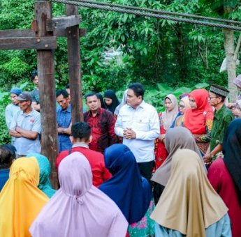 Bupati Barru Resmikan Jembatan Gantung di Desa Harapan
