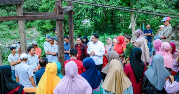 Bupati Barru Resmikan Jembatan Gantung di Desa Harapan