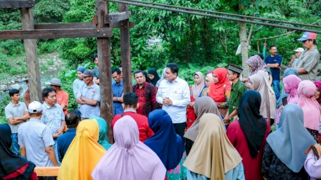 Bupati Barru Resmikan Jembatan Gantung di Desa Harapan