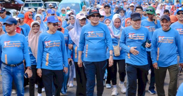 Bupati Barru Ajak Ribuan Guru Jalan Sehat Rayakan Hari Guru Nasional