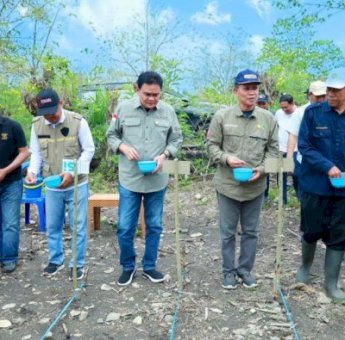 Bupati Barru Tanam Jagung Bersama dan Berikan Bantuan untuk Petani di Tanete Riaja