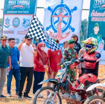 Bupati Barru Meriahkan Balap Taxi Gabah, Ajak Warga Syukuri Nikmat