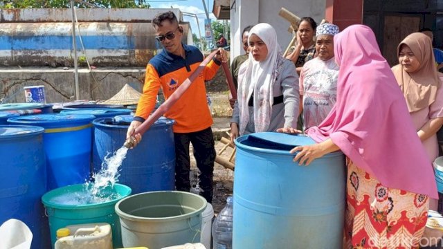 Plt Bupati Maros Suhartina Bohari saat menyalurkan air bersih untuk warga