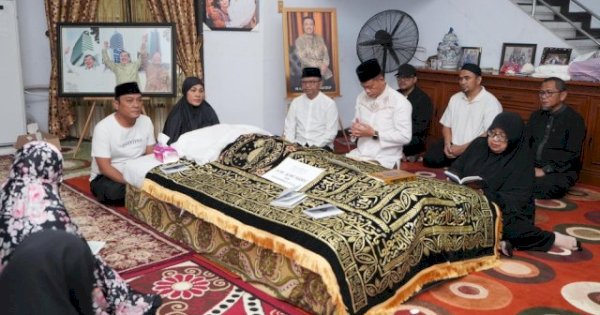 Melayat ke Rumah Duka HM Alwi Hamu, Prof Fadjry Djufry: Beliau Banyak Berkontribusi untuk Kemajuan Sulsel