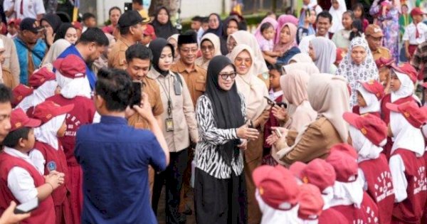 Bupati Gowa Terpilih Husniah Talenrang Bersama Anggota DPRD Sulsel Salurkan Beasiswa PIP