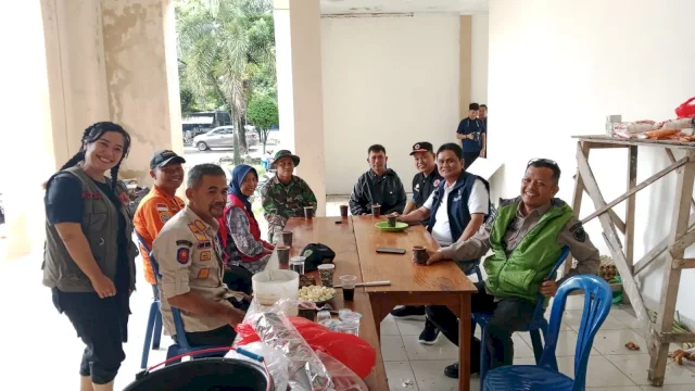  Ir. H.Suardi Saleh, M.Si kunjungi dapur umum di islamic center.