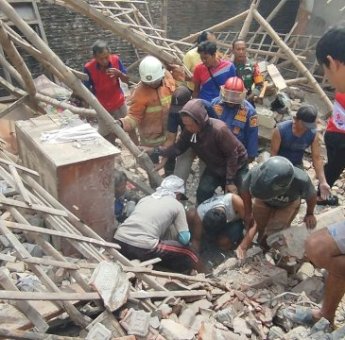 Rumah Polisi di Mojokerto Meledak, 2 Korban Tewas, Dokter Forensik: Meninggal akibat Reruntuhan