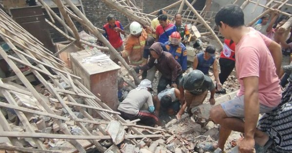 Rumah Polisi di Mojokerto Meledak, 2 Korban Tewas, Dokter Forensik: Meninggal akibat Reruntuhan