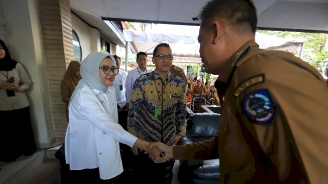 Ketua Komisi B DPRD Sulsel, Andi Azizah Irma Hadiri Gerakan Pangan Murah Pemprov Sulsel.