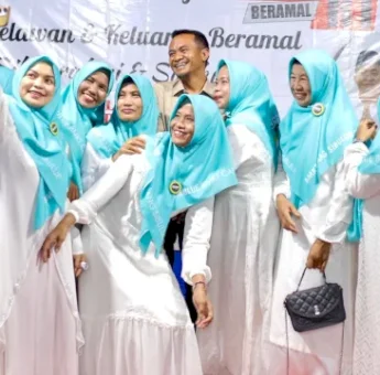 Ratusan Warga Maroaging Sibulue Sambut Bupati Bone Terpilih Andi Asman Sulaiman, Emak-emak Rebutan Selfie