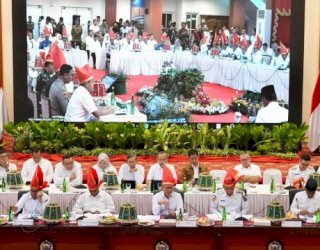 Kenakan &ldquo;Passapu&rdquo; Merah, Menko Pangan Zulkifli Hasan Bersama Pj Gubernur, Bupati dan Wali Kota Gelar Rakor