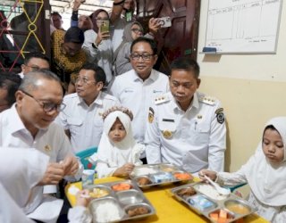 Menko Pangan dan Mendag Tinjau Makan Bergizi Gratis di Makassar