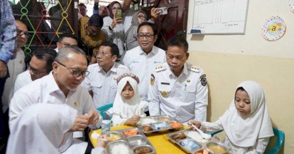 Menko Pangan dan Mendag Tinjau Makan Bergizi Gratis di Makassar